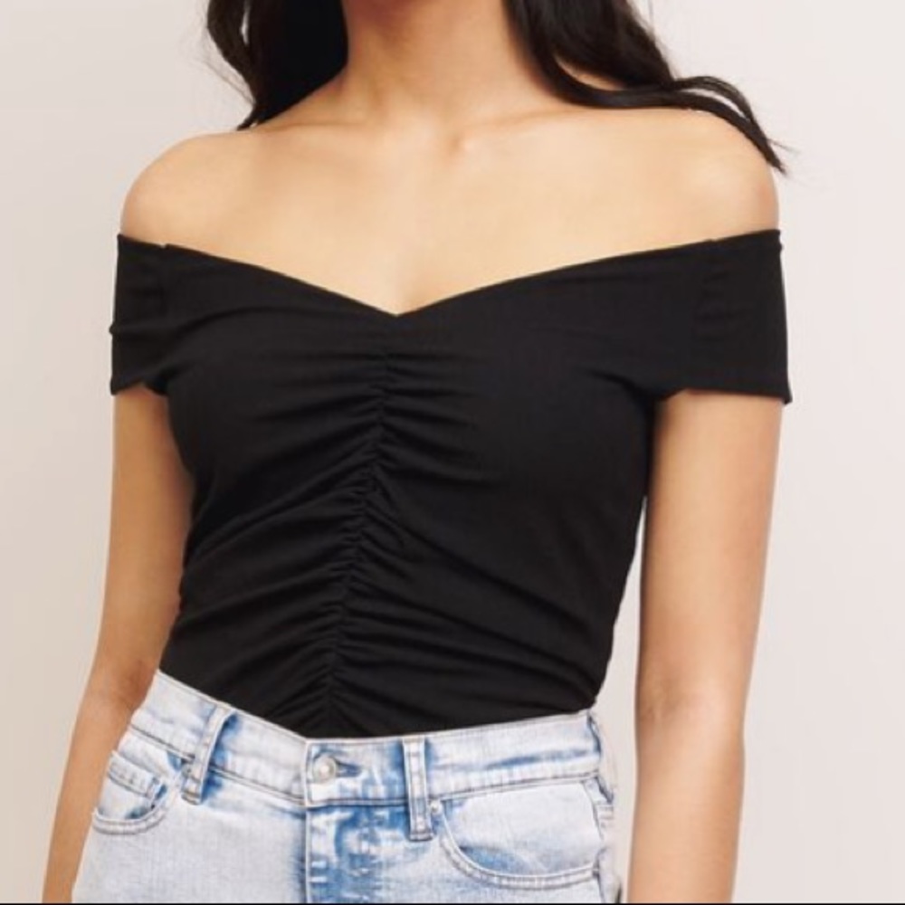 Ruched off-the-shoulder Top 🎱✨